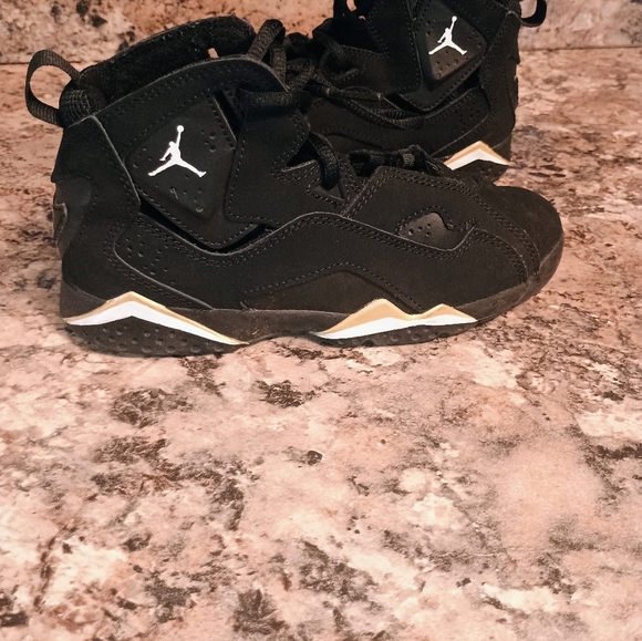 Jordan Kids Sneakers in Black and Gold Size 2 Kids - Picture 7 of 8